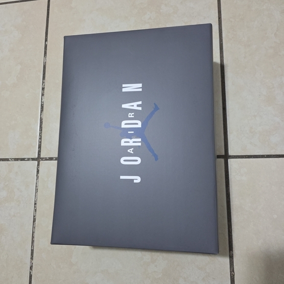 Empty Shoe Box - Picture 5 of 7